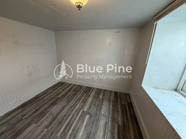Building Photo - 560 Oneida Ave