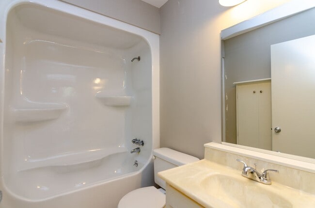 Building Photo - Wonderful home in Fairview