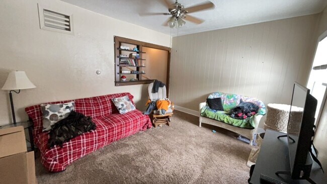 Building Photo - Two Bedroom Town Home in Morgan Park!