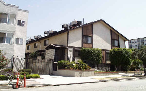 Building Photo - 509 W Doran St