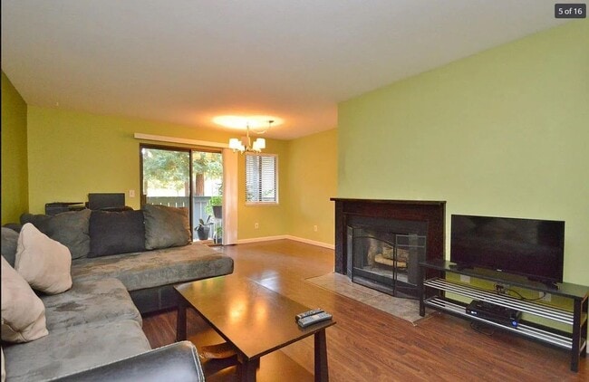 Building Photo - $2,790 - GORGEOUS TWO BEDROOM CENTRAL FREM...