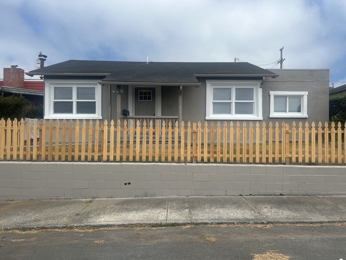 Primary Photo - Custom 3BD/2BA Home in Eureka!