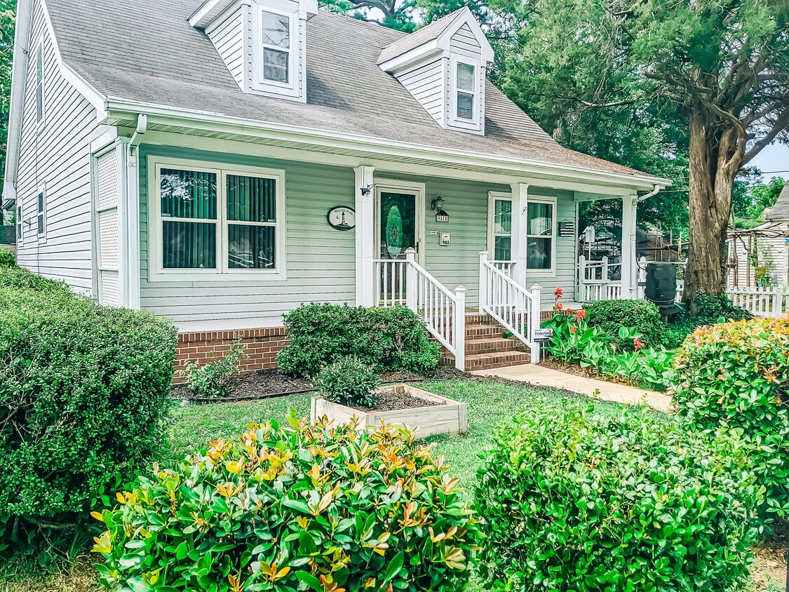 Large southern front porch - 9415 Chesapeake St