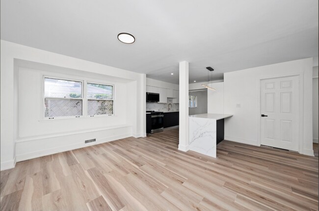 Foto del edificio - 16030 University Ave