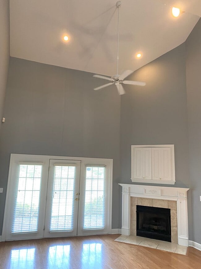 Building Photo - Large 3 bed/ 2.5 bath townhome for rent near the Reservoir!
