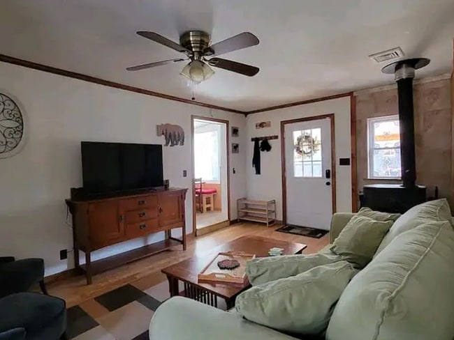 Sala de estar - 172 Toles Hollow Rd