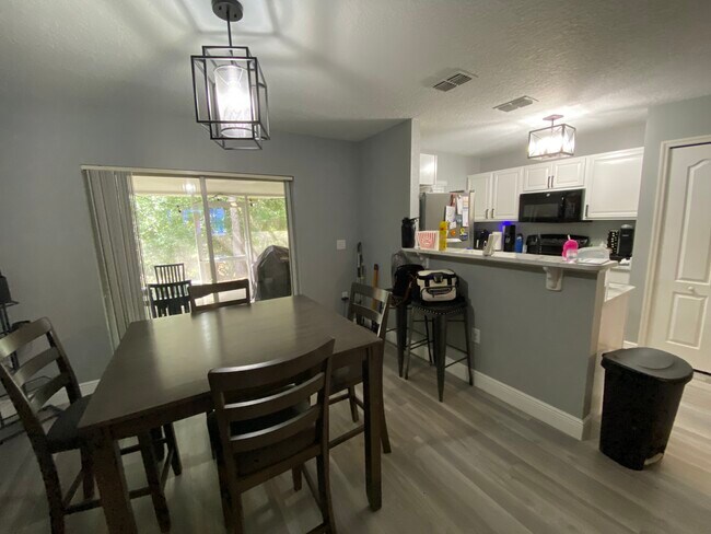 Foto del edificio - 2910 Clarabelle Ct