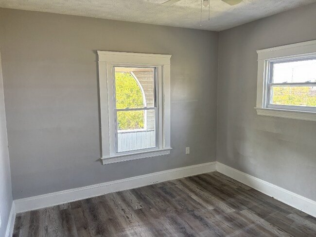 Building Photo - 2833 E 100th St