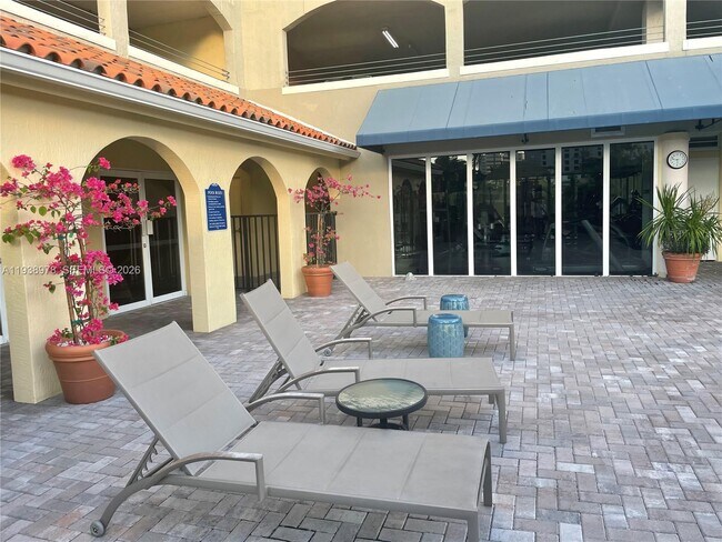 Foto del edificio - 2351 Douglas Rd