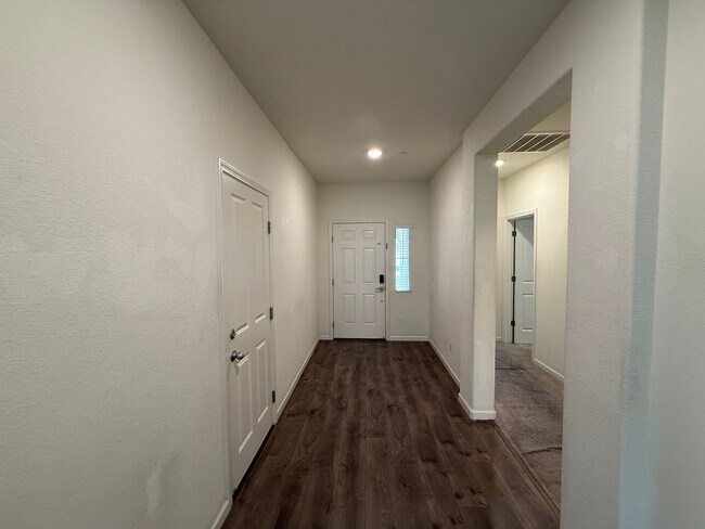 Foto del edificio - 4-bedroom single story in Manteca!