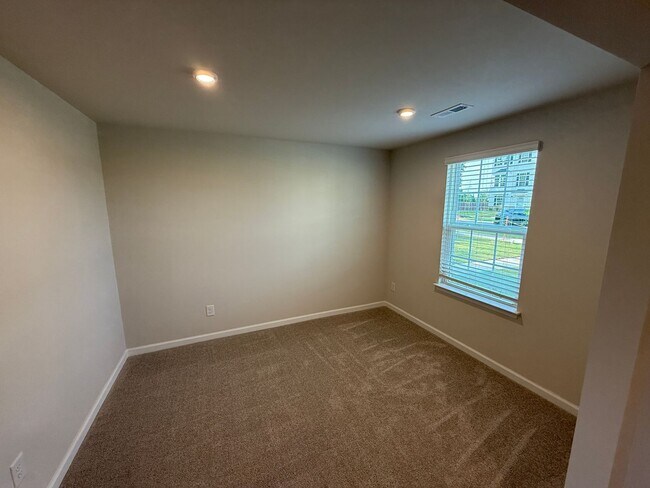 Building Photo - Brand New Townhome!!