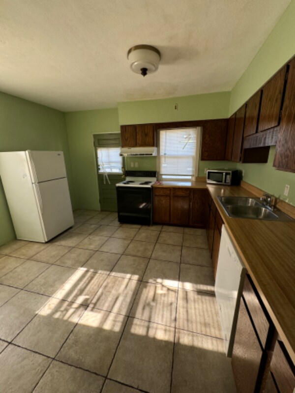 Building Photo - 49 Knecht Dr