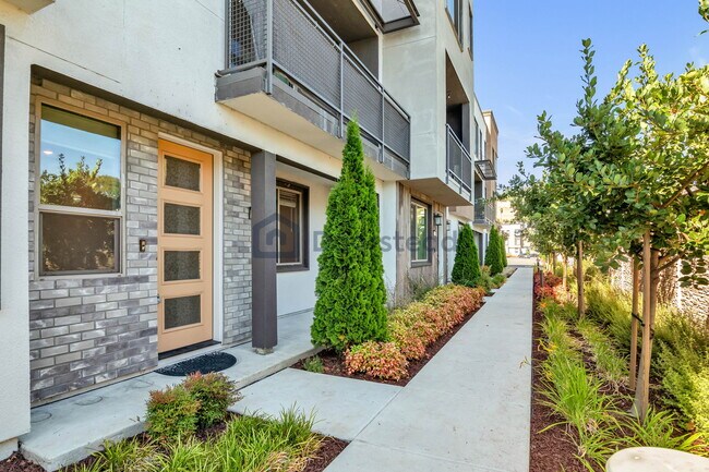 Building Photo - 25443 Parklane Dr