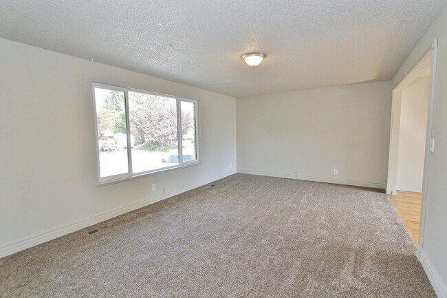 Foto del edificio - Spacious Home in Quiet Neighborhood