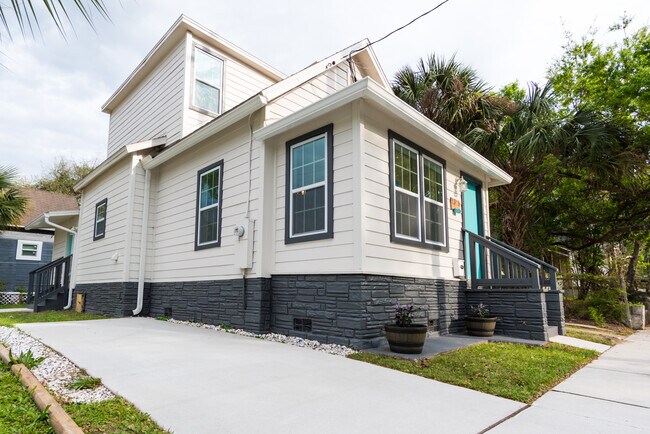 Building Photo - 1375 Evergreen Ave