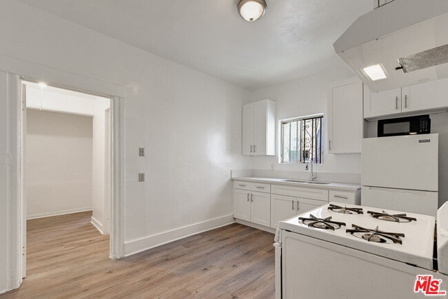 Building Photo - 220 E Vernon Ave