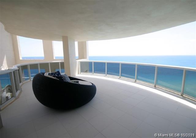 Foto principal - 17555 Collins Ave