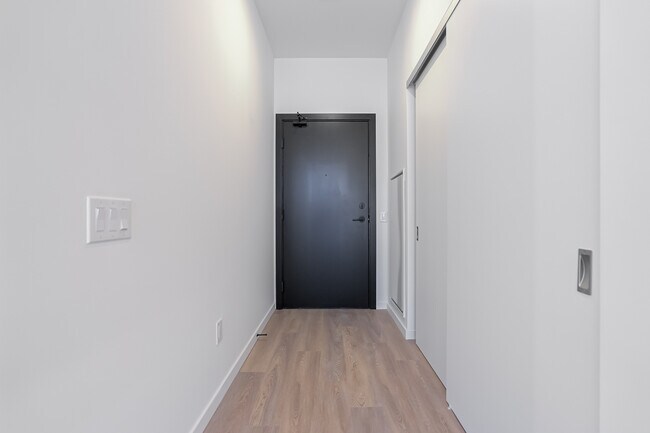 Building Photo - 689 The Queensway