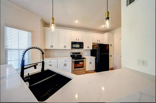 Building Photo - 15922 W 91st Terrace