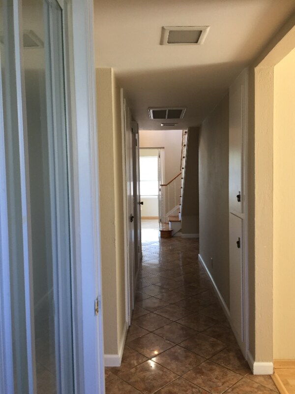 Building Photo - 820 Iris Ave