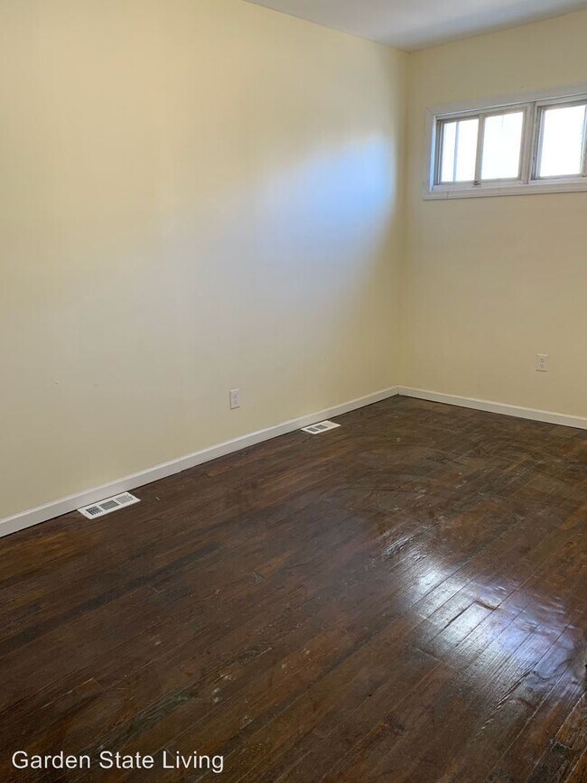 Building Photo - 4 br, 1 bath House - 96 South 14th Street