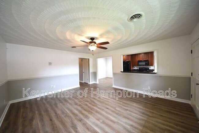 Building Photo - 823 Brentwood Dr