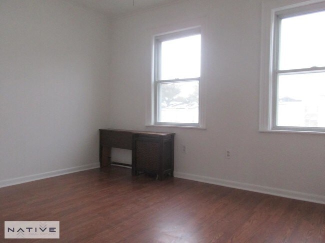 Building Photo - One Family House For Rent in Upper Glendale!