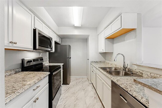 Foto del edificio - 8044 Sands Point Dr