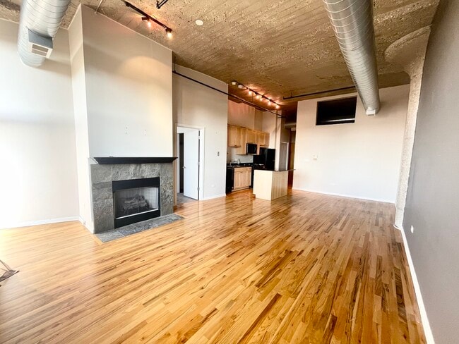 Building Photo - 758 N Larrabee St