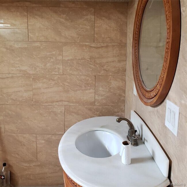 Foto del edificio - 26646 Rouge River Dr