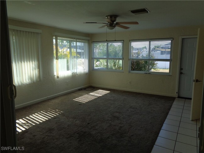 Foto del edificio - 820 Cape Coral Pkwy W