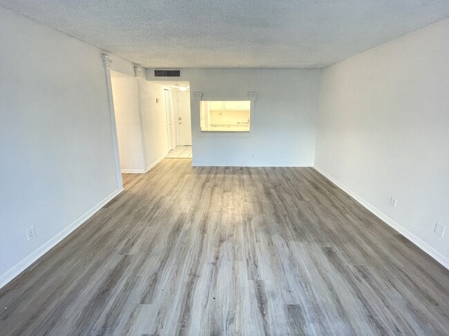 Foto del edificio - 2050 N Congress Ave