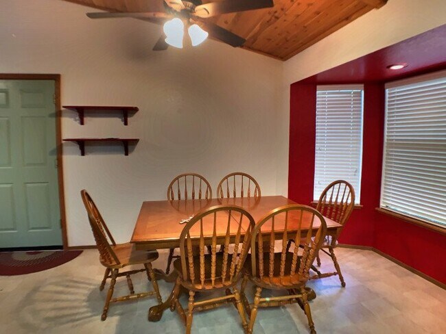 Foto del edificio - Pride of ownership in this 3/2 near the lake!