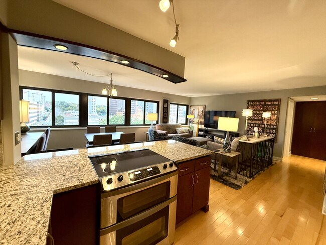 Foto del edificio - 803 W 48th St