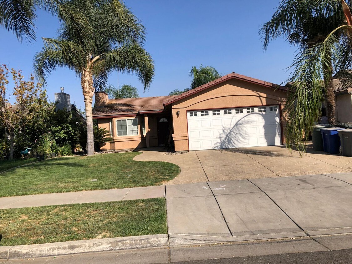 Foto principal - 4 Bedroom 2 Bath House for Rent