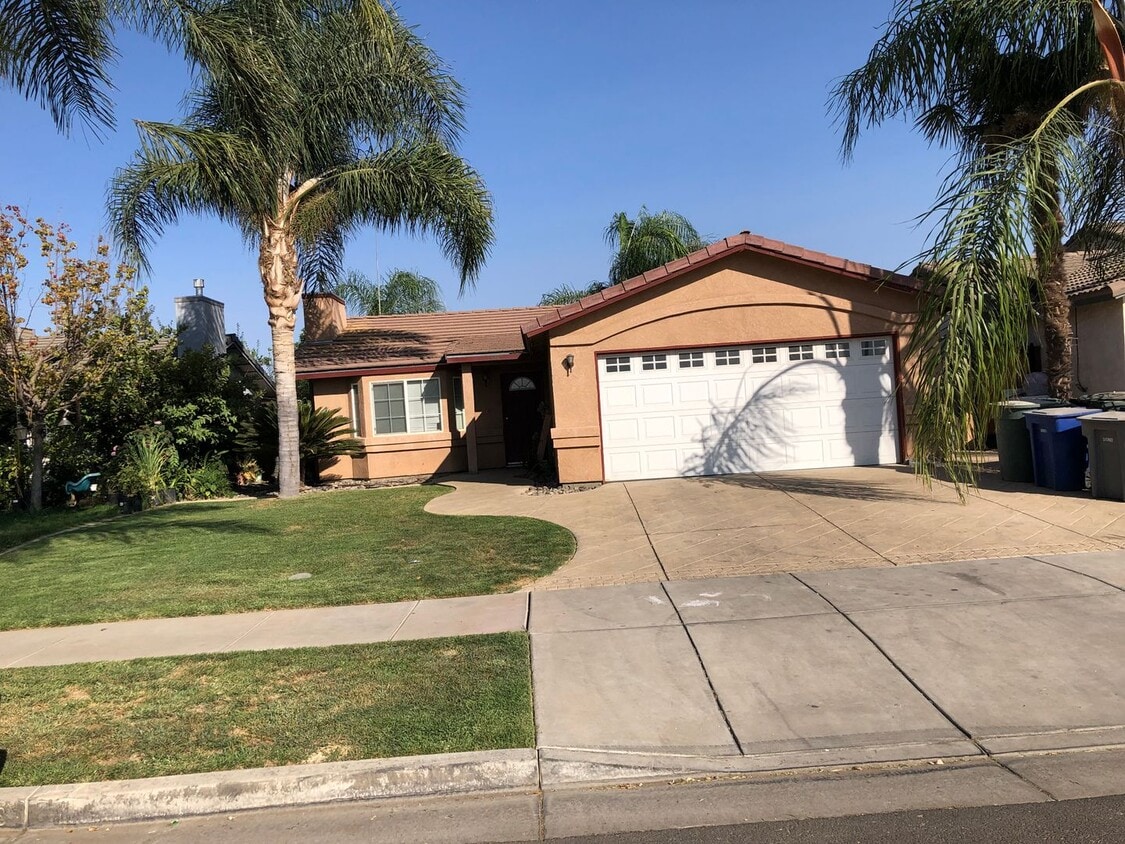 Primary Photo - 4 Bedroom 2 Bath House for Rent