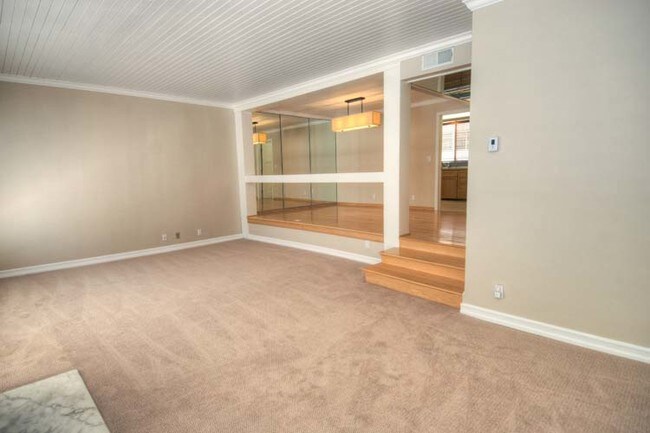 Sala de estar (ahora cuenta con piso de madera laminada) - 190 N Crescent Dr