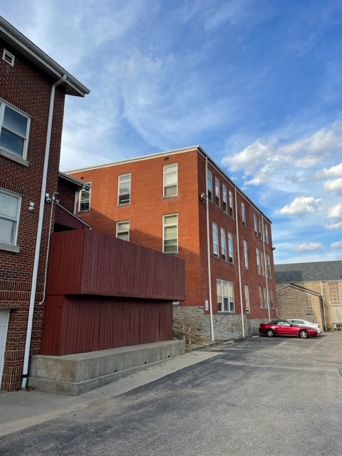 Building Photo - Manors on Main