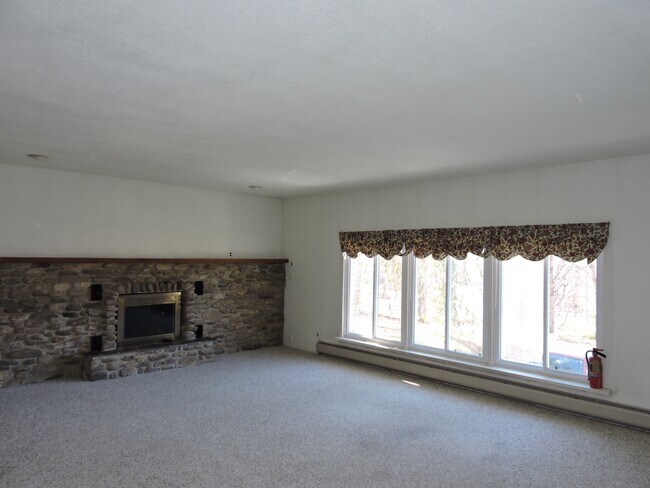Grand Room - 612 E Rd