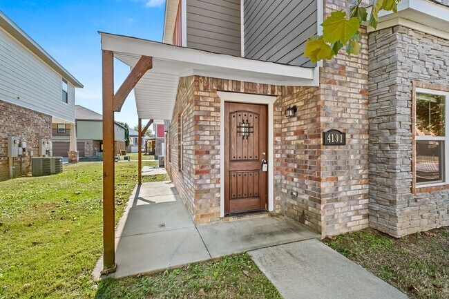 Building Photo - Santa Maria Ln Duplex