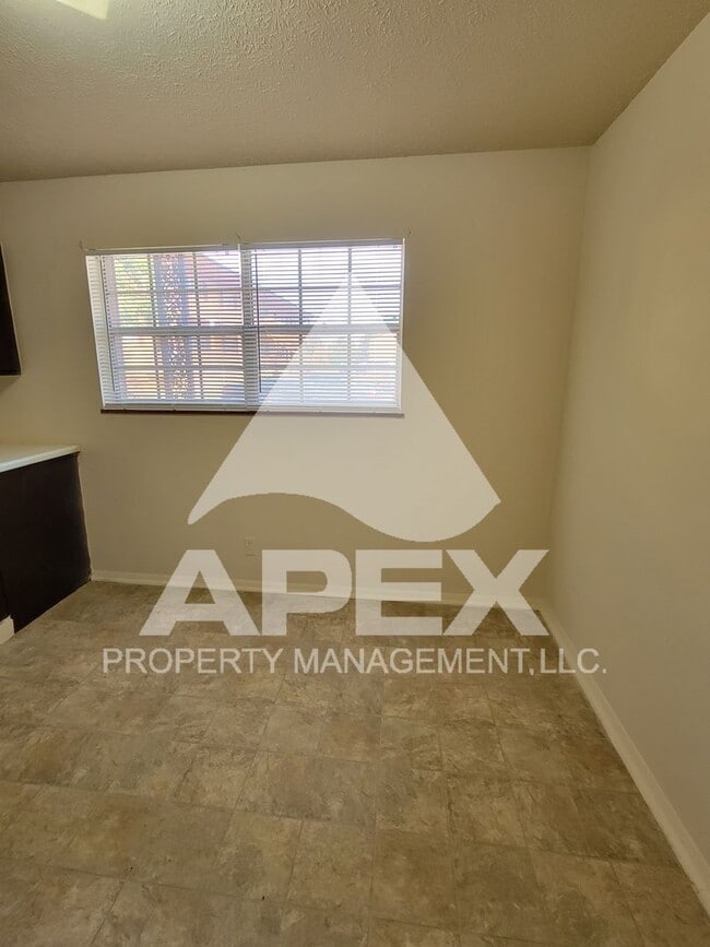 Building Photo - Spacious Ground Floor 2 Bd - 1Ba Apartment...