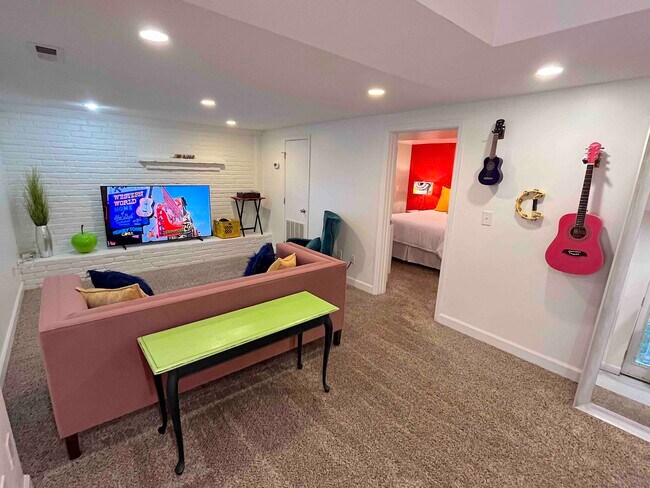Foto del edificio - 567 Whispering Hills Dr