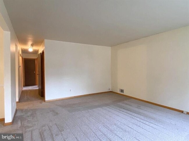 Foto del edificio - 3300 Upton Rd