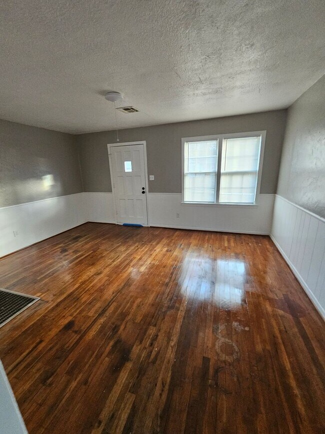 Building Photo - Timeless Charm: Quaint 2 Bed, 1 Bath Home ...