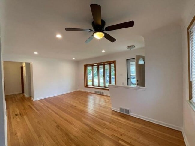 Building Photo - 3 bedroom in CENTER LINE MI 48015