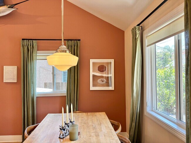 Foto del edificio - Charming 3bed/2 Bath Private Gated Main House with Vaulted Ceilings, Parking, and Laundry in the ...