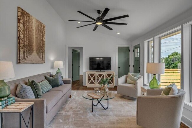 Building Photo - Secluded Remodeled Madison House