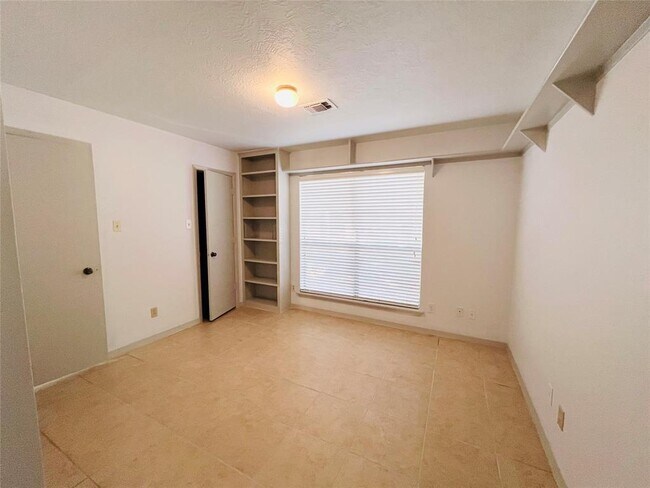 Building Photo - 109 Towering Pines Dr