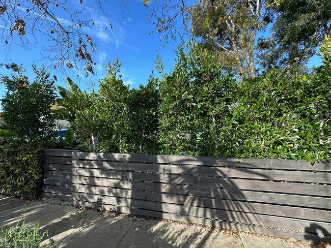 Entrada con verja - 4305 Chase Ave