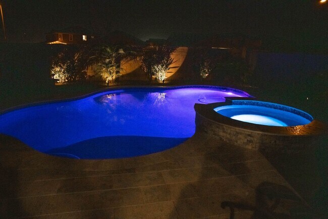 Foto del edificio - MUST SEE FULLY-FURNISHED Single-Story Home...